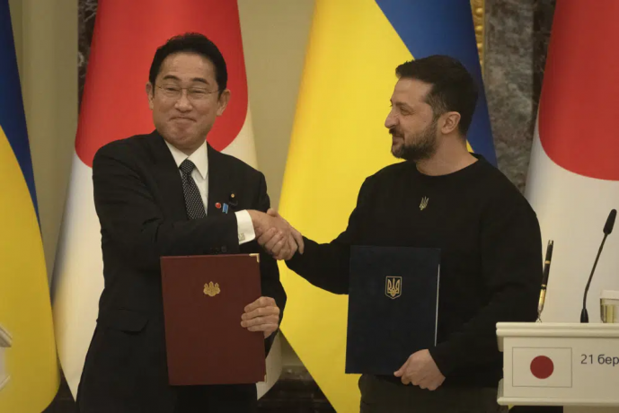 Japanese Prime Minister Fumio Kishida and Ukrainian President Volodymyr Zelenskyy, right, greet each other after the signing of joint documents in Kyiv, Ukraine, Tuesday, March 21, 2023.  AP/RSS Photo