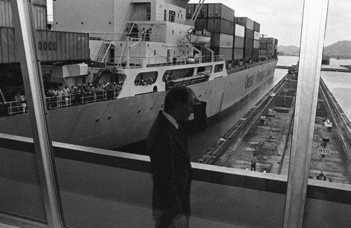 File photo of former US president Jimmy Carter viewing the Panama Canal. AP/RSS Photo