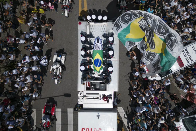 The casket of late Brazilian soccer great Pele is draped in the Brazilian and Santos FC soccer club flags as his remains are transported from Vila Belmiro stadium, where he laid in state, to the cemetery during his funeral procession in Santos, Brazil, Tuesday, Jan. 3, 2023. AP/RSS Photo