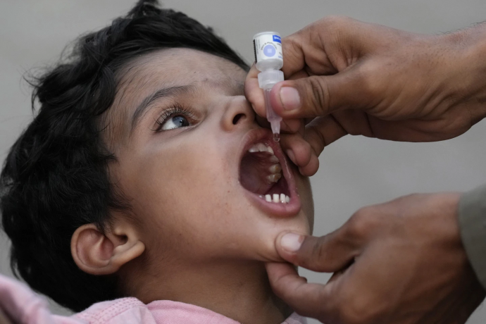 A health worker administering polio vaccine to a kid in Karachi, Pakistan. AP/RSS Photo