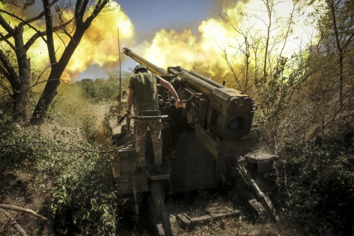 In this photo provided by Ukraine’s 24th Mechanised Brigade press service, servicemen of the 24th Mechanised Brigade fire a” Giatsint-S” 152mm self-propelled howitzer towards Russian positions near Chasiv Yar town, in Donetsk region, Ukraine, Tuesday, Aug. 20, 2024.