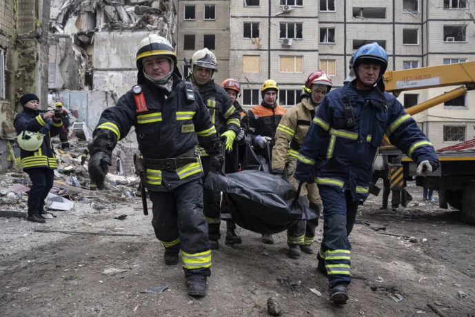 Rescue workers carry the body of a man who was killed in a Russian missile strike on an apartment building in the southeastern city of Dnipro, Ukraine, Monday, Jan. 16, 2023.  AP/RSS Photo