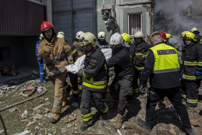 Firefighters carry a body recovered from the rubble of a residential building that was hit during a Russian attack in Uman, central Ukraine, Friday, April 28, 2023.  AP/RSS Photo
