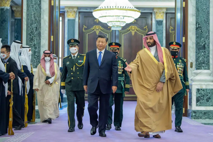 In this photo made available by Saudi Press Agency, SPA, Chinese President Xi Jinping, left, is greeted by Saudi Crown Prince and Prime Minister Mohammed bin Salman, after his arrival at Al Yamama Palace, in Riyadh, Saudi Arabia, Thursday, Dec 8, 2022. (AP/RSS Photo)