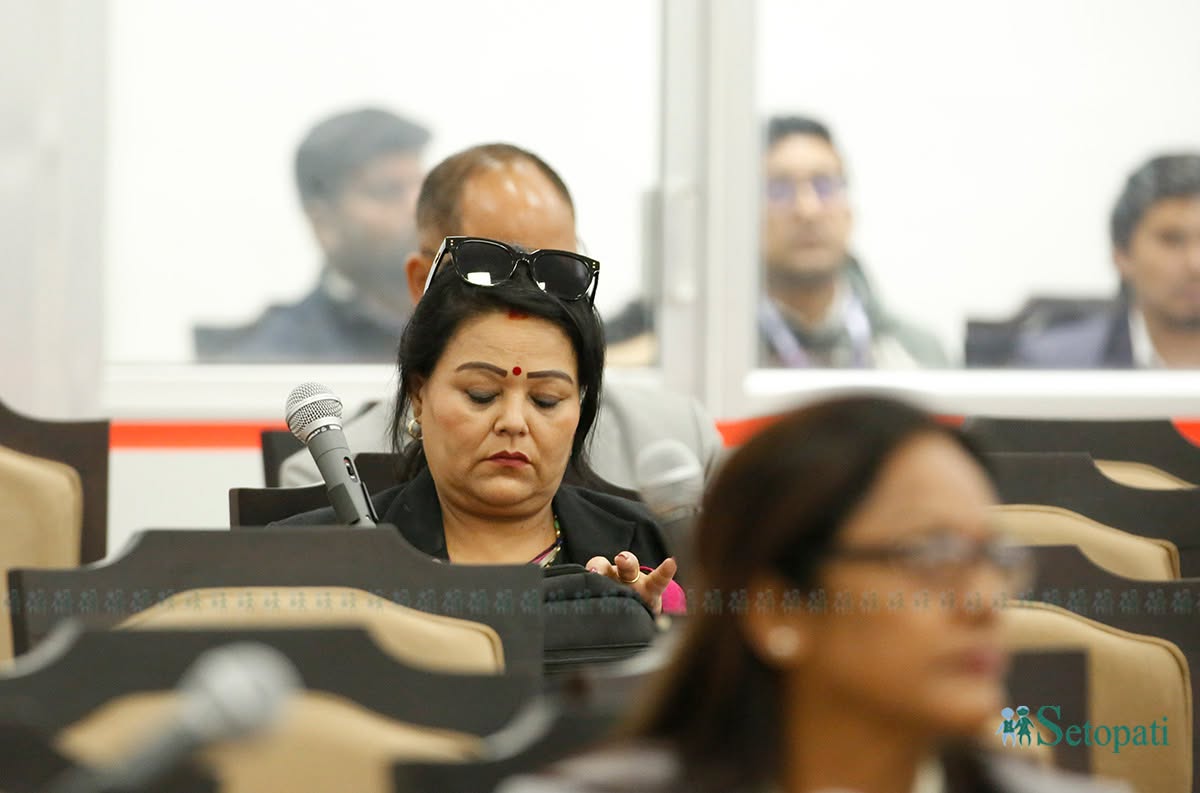 Lawmaker-Black-Glasses-02-1786010406.jpg