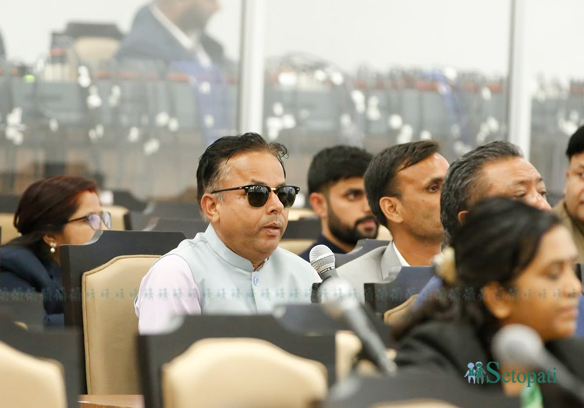 Lawmaker-Black-Glasses-03-1786010407.jpg
