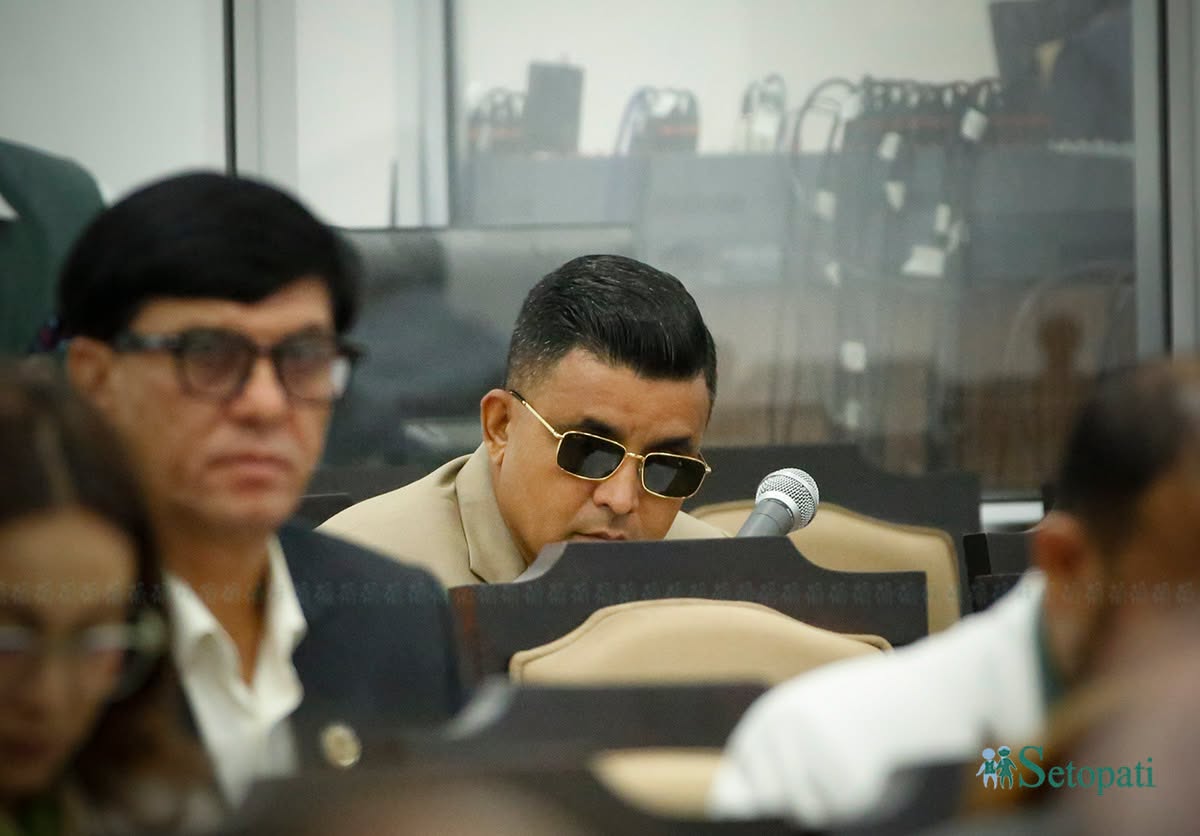 Lawmaker-Black-Glasses-04-1786010407.jpg
