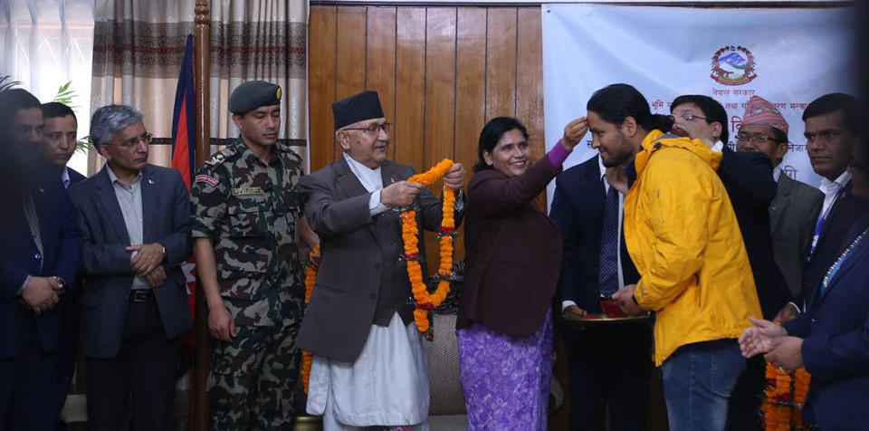 Survey team leaves to measure Mt Everest height