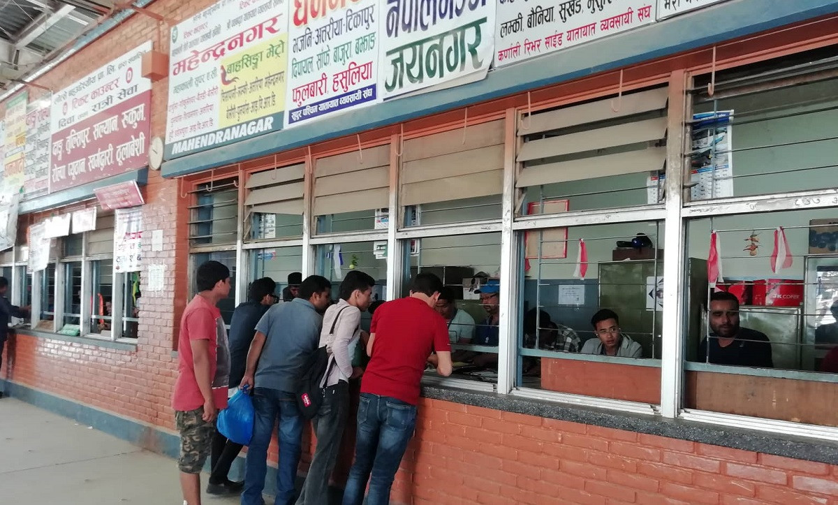 Dress code for public vehicle ticket counter employees
