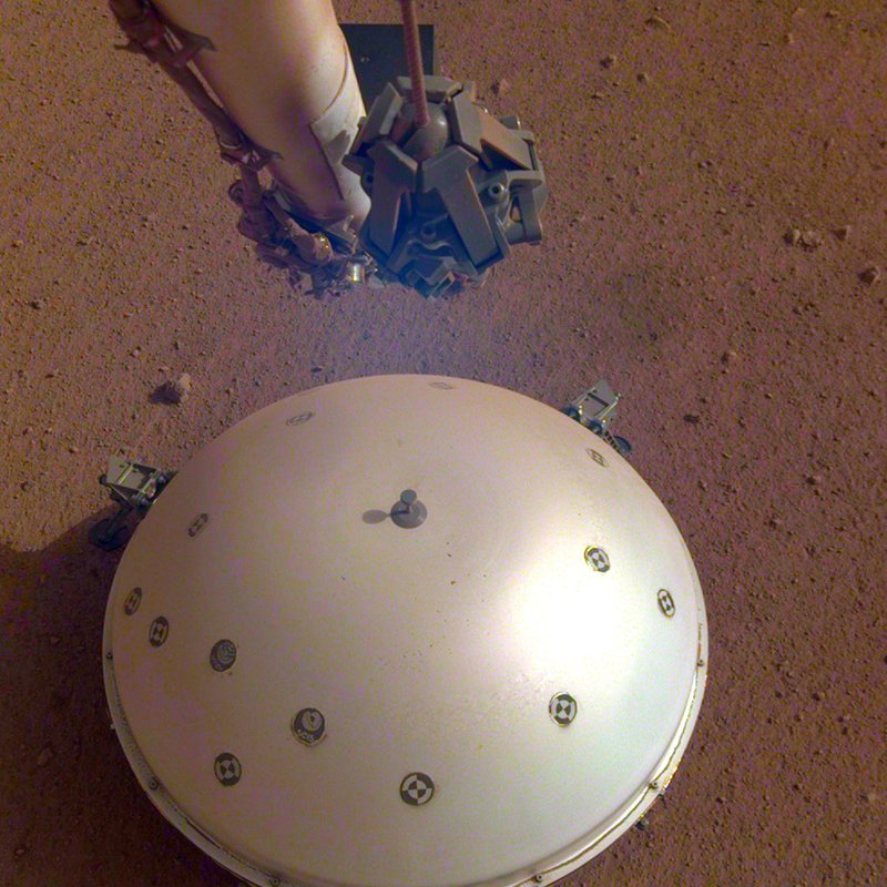 Nasa lander 'detects first Marsquake'