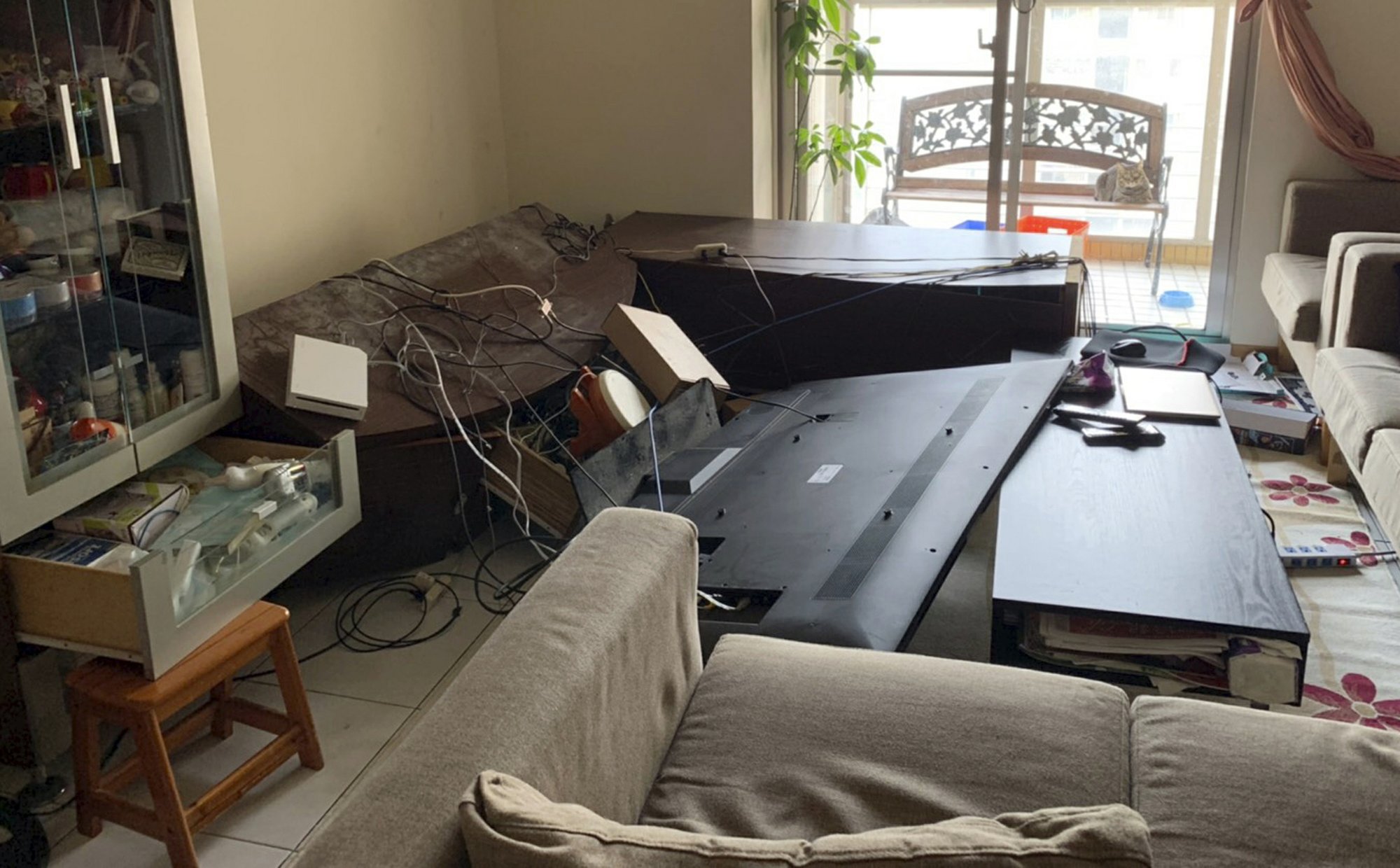 6.1 quake causes light damage in Taiwan capital, east coast