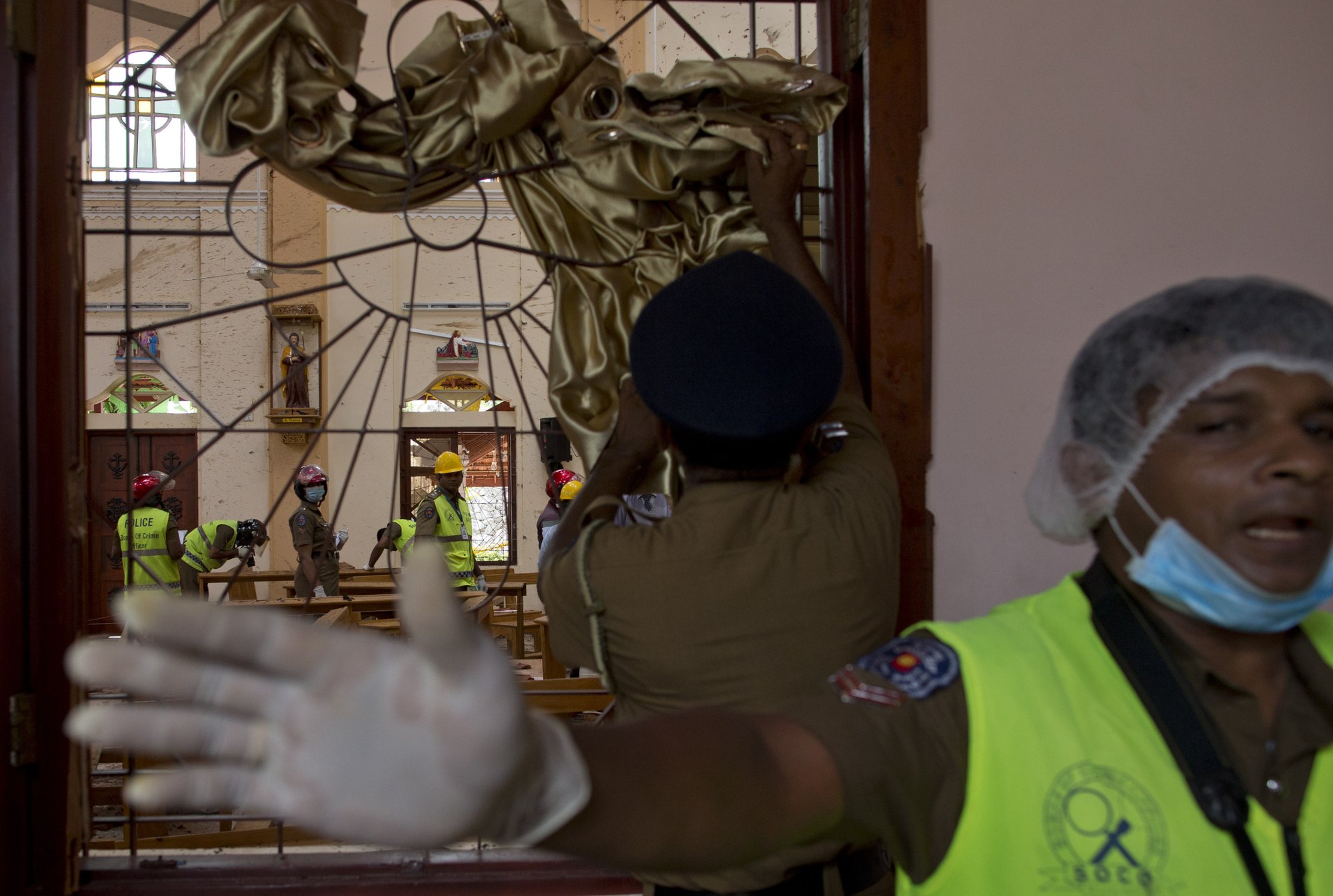 Sri Lanka arrests 40 suspects after bombings, toll up to 310