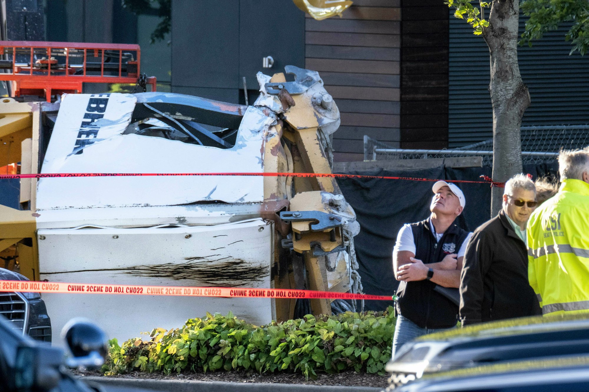 Crane falls on busy Seattle street, killing 4