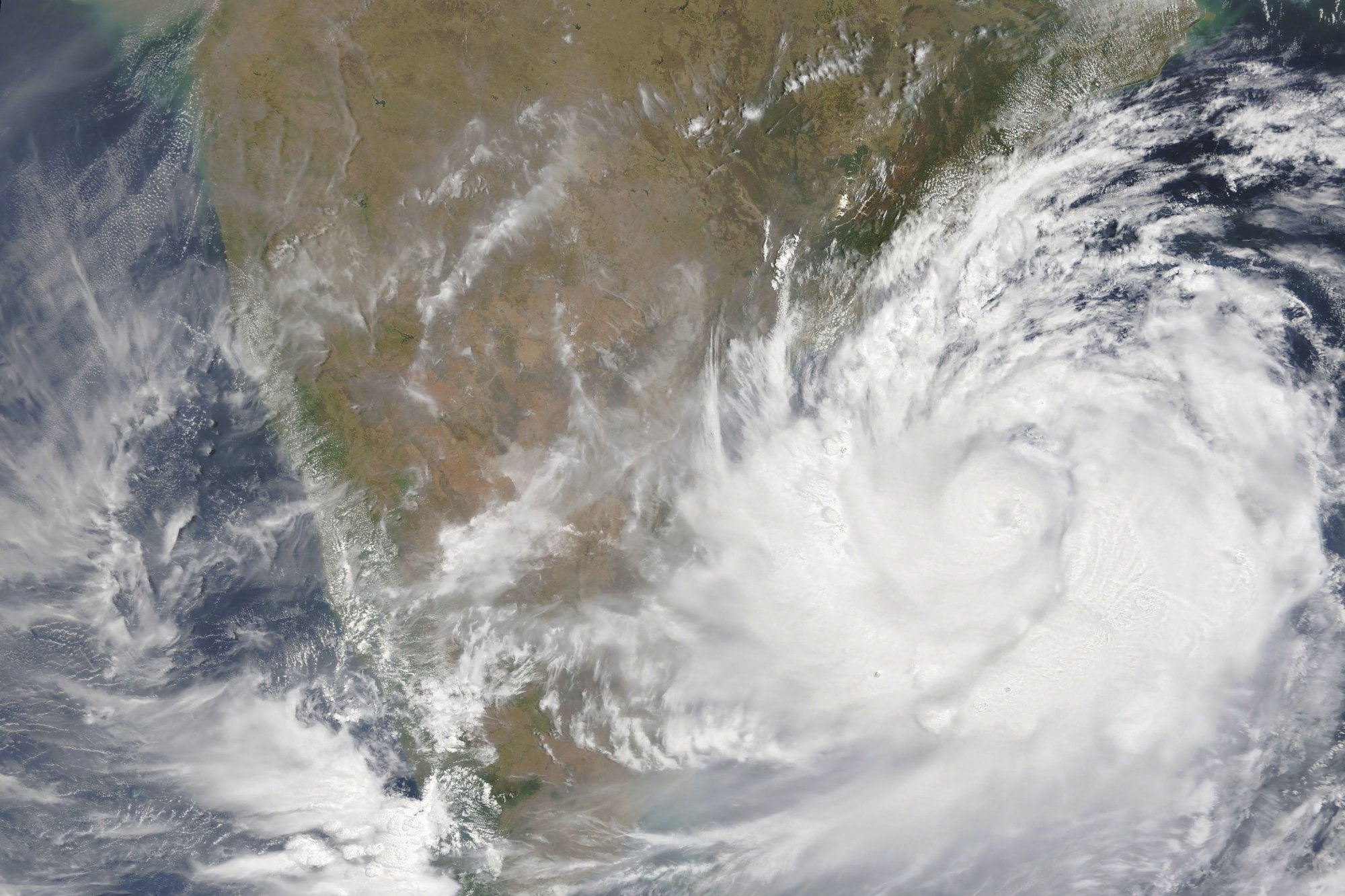 Strong cyclone lashes east India, impacts Asian subcontinent