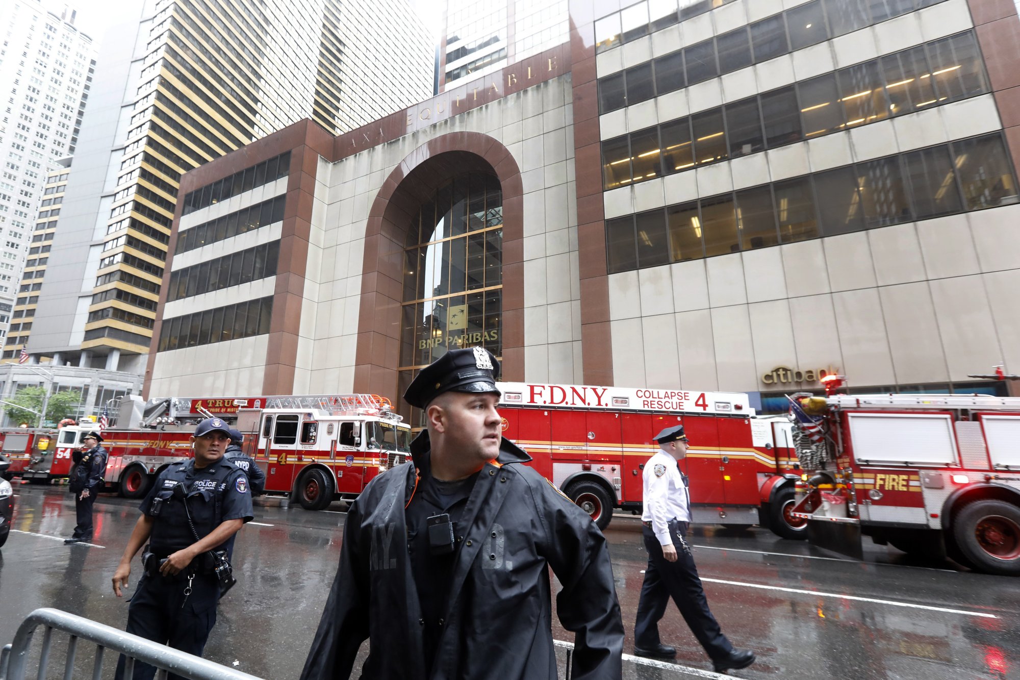Helicopter crashes on roof of NYC skyscraper, killing pilot