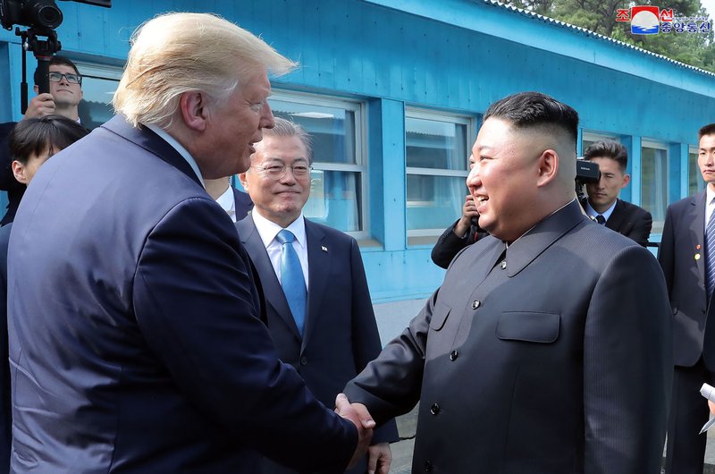 Trump smiles with Kim, threatens Iran
